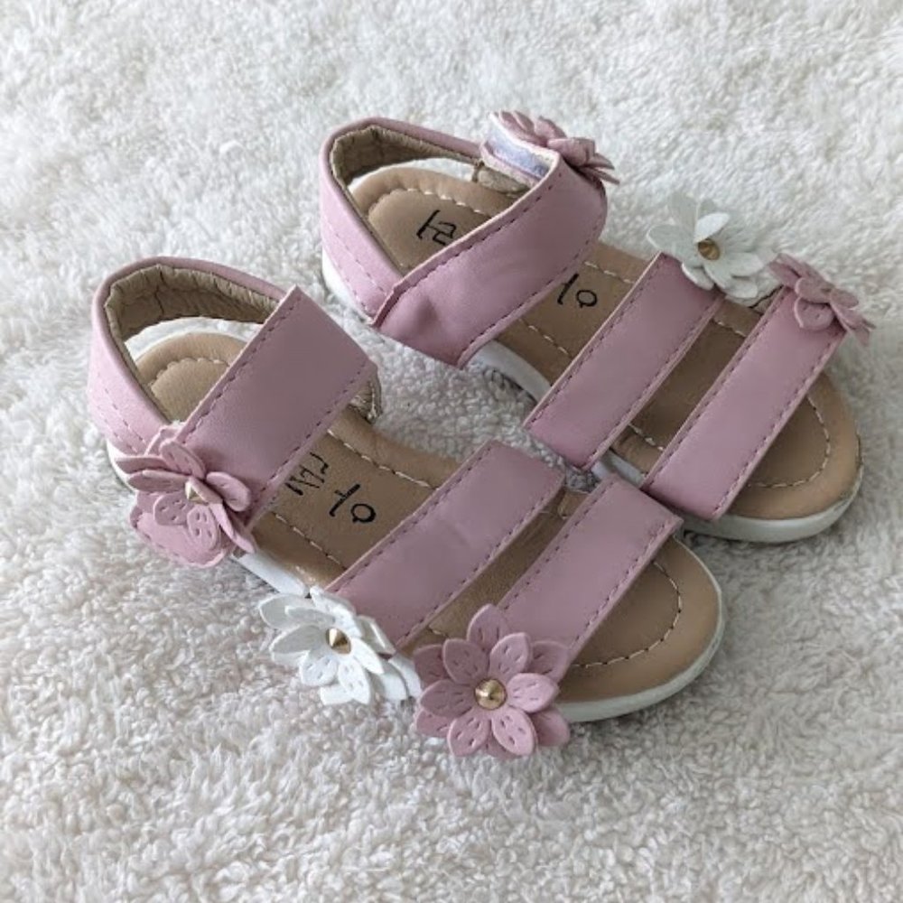 Light Pink Flower Strap Sandals. Size 22, US 5.5
